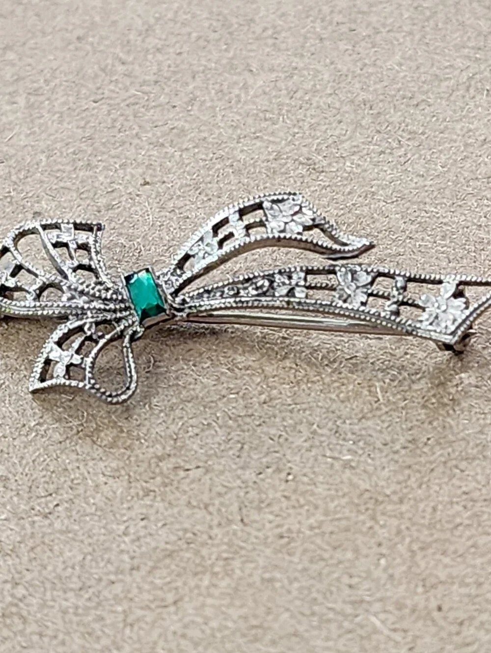 Sterling Silver Brooch Art Deco Green Stone Filigree Bow Dainty Delicate KB Mark